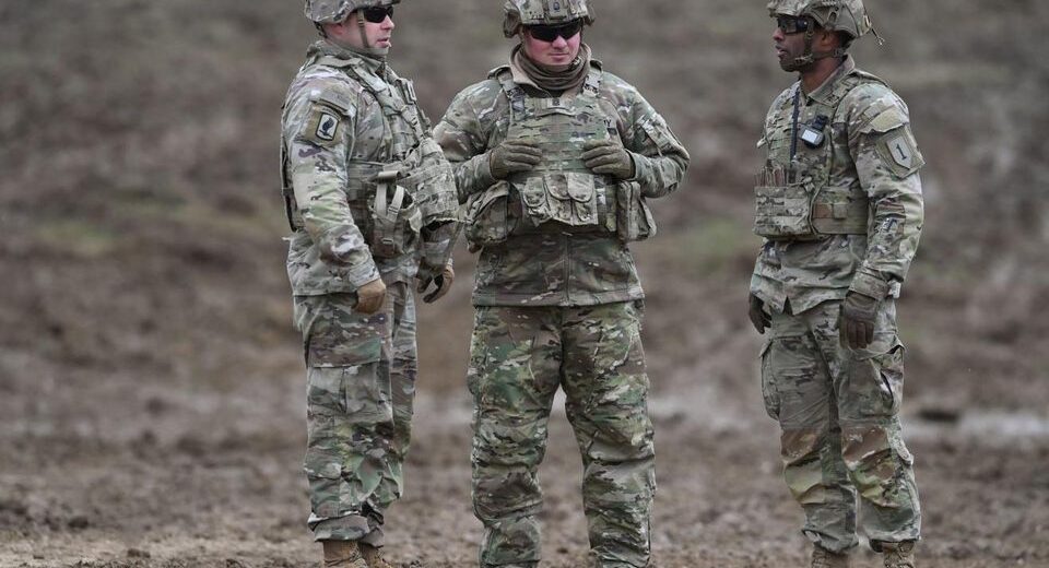 Trumpas grasina išvesti JAV karius iš Italijos ir Ispanijos – nerimas NATO