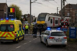 Tragedija Belgijoje: traukinio ir mokyklinio mikroautobuso susidūrime žuvo keli žmonės