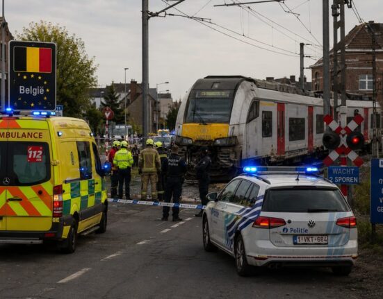 Tragedija Belgijoje: traukinio ir mokyklinio mikroautobuso susidūrime žuvo keli žmonės
