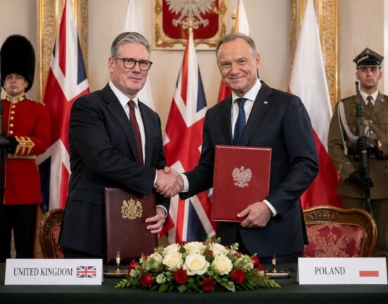 Didžiosios Britanijos ir Lenkijos atsakas Maskvai: Keiras Starmeris ir Donaldas Tuskas pasirašė istorinį gynybos paktą