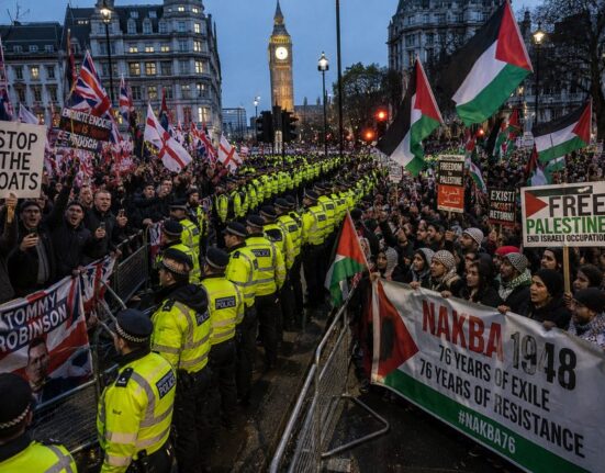 Masiniai protestai Londone: gatvėse susidūrė kraštutiniai dešinieji ir Palestinos rėmėjai