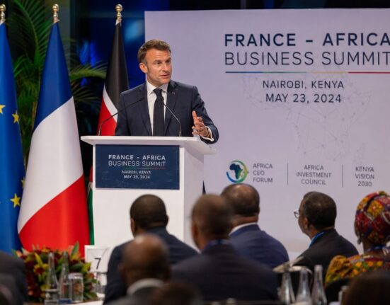 E. Macronas skelbia naują strategiją Afrikoje: Kenijoje pristatytos milijardinės investicijos
