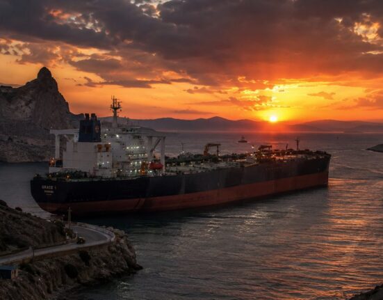 Pavojus energetikos rinkai: Hormūzo blokada gali išeikvoti pasaulines naftos atsargas greičiau nei per 100 dienų