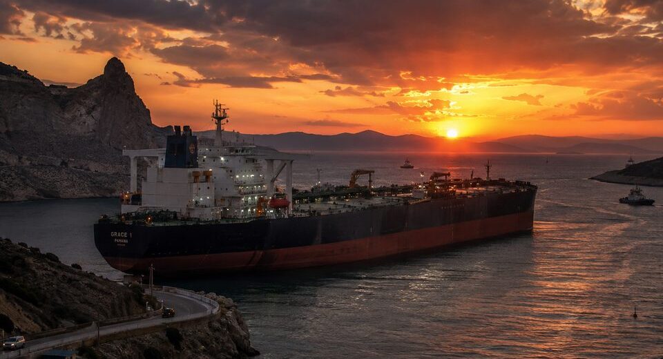 Pavojus energetikos rinkai: Hormūzo blokada gali išeikvoti pasaulines naftos atsargas greičiau nei per 100 dienų