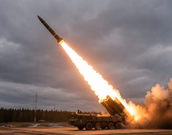 V. Putinas giria „galingiausios pasaulyje raketos“ bandymą: Rusija demonstruoja karinę galią