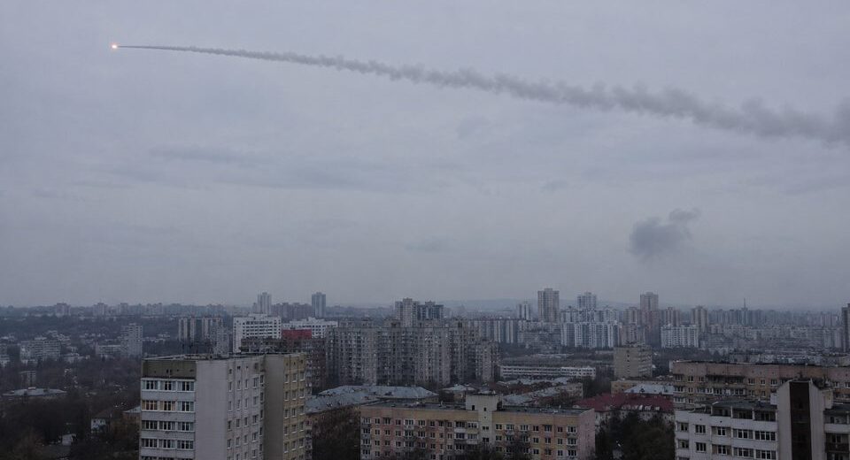 Rusija smogė Ukrainai branduolinį užtaisą galinčia nešti hipergarsine raketa „Orešnik“: Kijeve fiksuojami sugriovimai