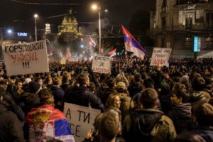 Masiniai protestai Serbijoje: dešimtys tūkstančių žmonių reikalauja vyriausybės atsistatydinimo ir rinkimų