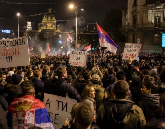 Masiniai protestai Serbijoje: dešimtys tūkstančių žmonių reikalauja vyriausybės atsistatydinimo ir rinkimų