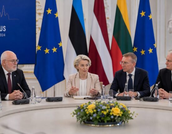 U. von der Leyen vizitas Vilniuje: siūlo ES ir NATO mastu peržiūrėti Baltijos šalių kovos su dronais sistemas