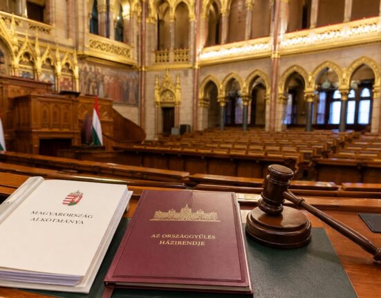 Vengrijoje siūlomi konstituciniai pakeitimai: bus ribojamos premjero kadencijos