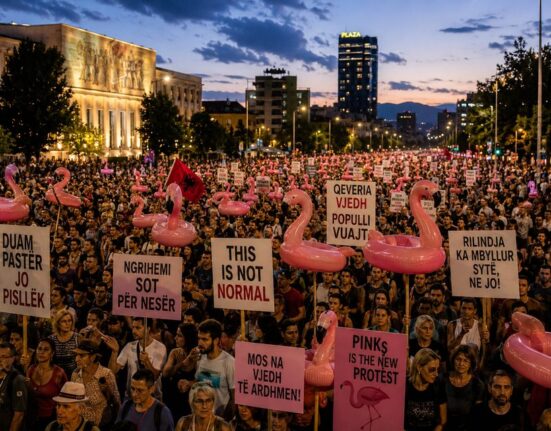 „Liepsnojanti revoliucija“ Albanijoje: protestai prieš Jaredo Kushnerio prabangų kurortą pasiekė Tiraną
