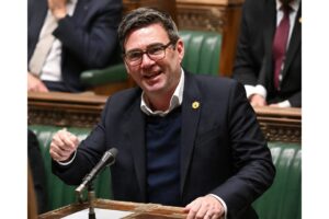 Paskutinė leiboristų viltis: Andy Burnhamas oficialiai keičia Keirą Starmerį ir stoja prieš „Brexit“ susiskaldžiusią karalystę