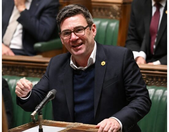 Paskutinė leiboristų viltis: Andy Burnhamas oficialiai keičia Keirą Starmerį ir stoja prieš „Brexit“ susiskaldžiusią karalystę