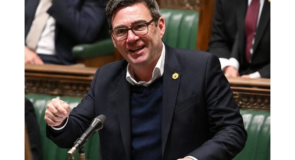 Paskutinė leiboristų viltis: Andy Burnhamas oficialiai keičia Keirą Starmerį ir stoja prieš „Brexit“ susiskaldžiusią karalystę