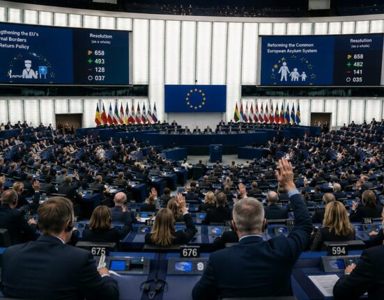 ES įstatymų leidėjai pritarė griežtesnei migrantų politikai: steigiami deportacijos centrai už Bendrijos ribų
