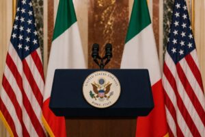 Diplomatinis susidūrimas: Giorgia Meloni griežtai atmetė Donaldo Trumpo žodžius apie „maldavimą“ nusifotografuoti