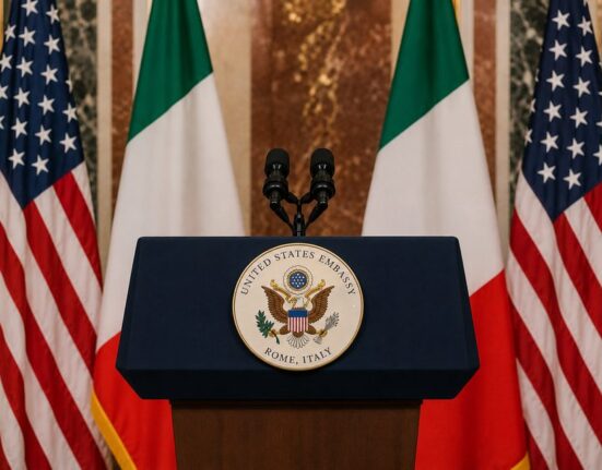 Diplomatinis susidūrimas: Giorgia Meloni griežtai atmetė Donaldo Trumpo žodžius apie „maldavimą“ nusifotografuoti