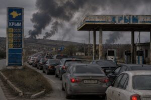 Krymas lieka atkirstas: Ukrainos smūgiai suparalyžiavo degalų tiekimą pusiasalyje ir išprovokavo vietinių paniką