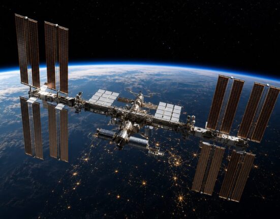 Kritinė situacija kosmose: NASA paskelbė TKS astronautų evakuacijos parengtį dėl oro nuotėkio