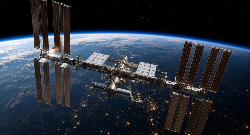 Kritinė situacija kosmose: NASA paskelbė TKS astronautų evakuacijos parengtį dėl oro nuotėkio