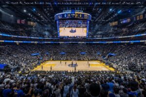 Donaldas Trumpas įėjo į NBA istoriją: tapo pirmuoju prezidentu finalo rungtynėse, tačiau Niujorke buvo nušvilptas