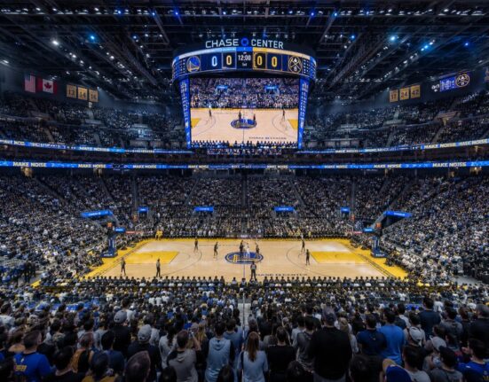 Donaldas Trumpas įėjo į NBA istoriją: tapo pirmuoju prezidentu finalo rungtynėse, tačiau Niujorke buvo nušvilptas