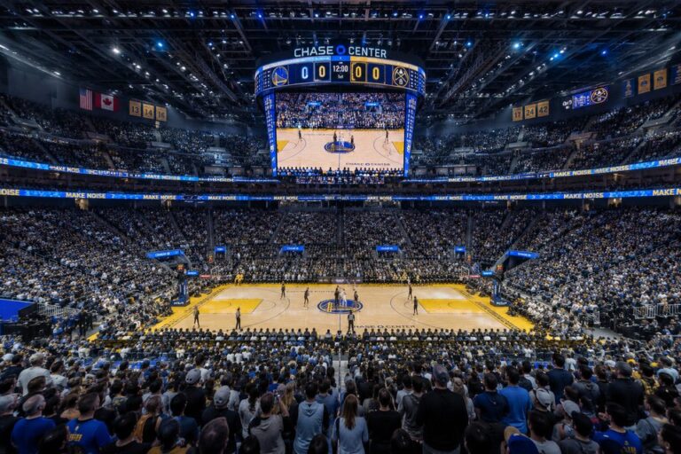 Donaldas Trumpas įėjo į NBA istoriją: tapo pirmuoju prezidentu finalo rungtynėse, tačiau Niujorke buvo nušvilptas