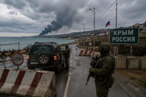 Ukrainos karo instruktažas: Rusijos okupuotame Kryme įvesta nepaprastoji padėtis, o analitikai vertina naujo maišto tikimybę