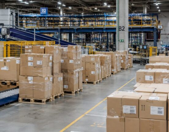 ES įveda 3 eurų muitą mažos vertės siuntoms: kova su Kinijos platformų dominavimu