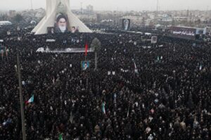 Milijonai žmonių Teherane: prasideda šešių dienų Irano ajatolos Ali Khamenei laidotuvių ceremonijos
