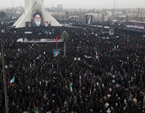 Milijonai žmonių Teherane: prasideda šešių dienų Irano ajatolos Ali Khamenei laidotuvių ceremonijos