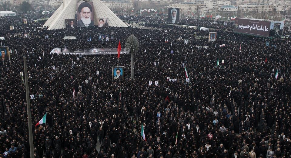 Milijonai žmonių Teherane: prasideda šešių dienų Irano ajatolos Ali Khamenei laidotuvių ceremonijos