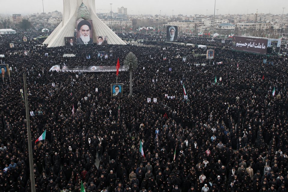Milijonai žmonių Teherane: prasideda šešių dienų Irano ajatolos Ali Khamenei laidotuvių ceremonijos