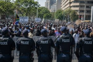 Masiniai protestai Pietų Afrikos Respublikoje: tūkstančiai žmonių reikalauja migrantų išvykimo