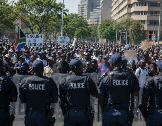 Masiniai protestai Pietų Afrikos Respublikoje: tūkstančiai žmonių reikalauja migrantų išvykimo