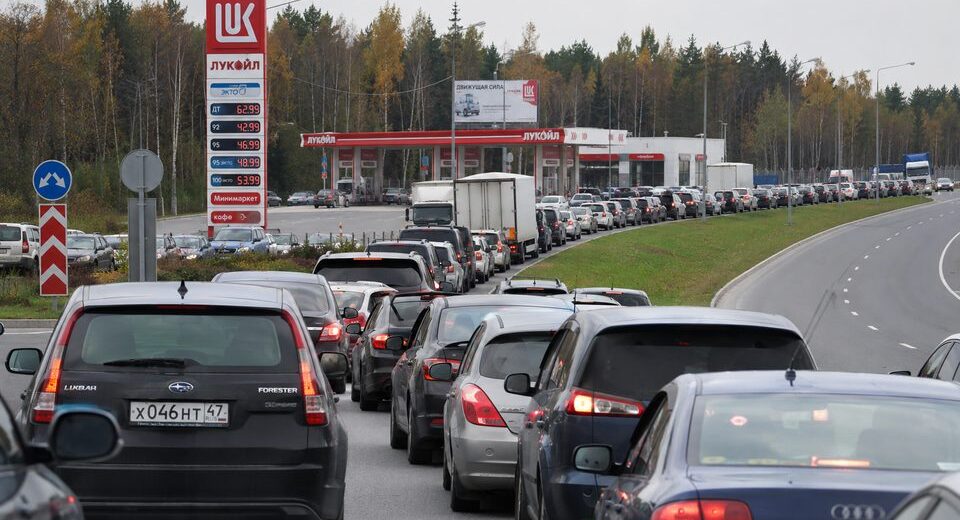 Rusijos degalų krizė pasiekė kritinį tašką: masiniai dronų smūgiai paralyžiavo naftos perdirbimą