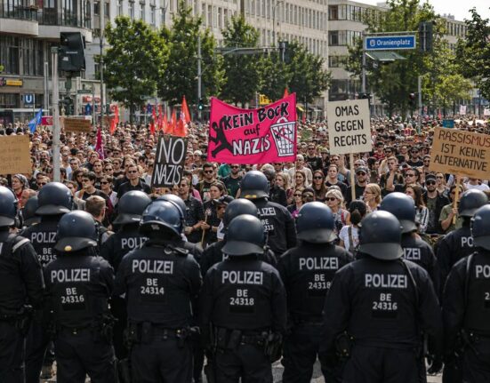 Masiniai protestai Vokietijoje: tūkstančiai stojo prieš AfD populiarumo viršūnę