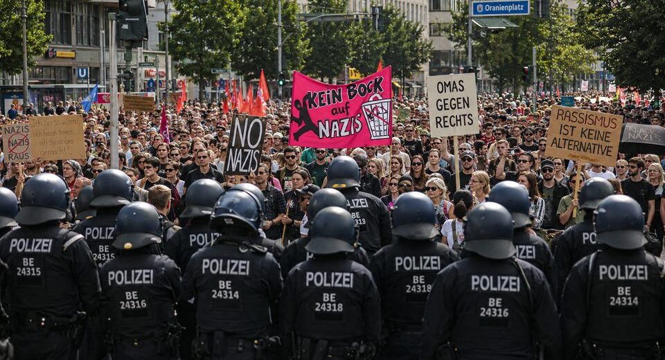Masiniai protestai Vokietijoje: tūkstančiai stojo prieš AfD populiarumo viršūnę