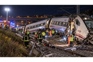Geležinkelių tragedija Ispanijoje: 68 aukos, žmogiškoji klaida dispečerinėje ir riaušių policija Madrido gatvėse