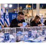 Izraelio rinkimų aklavietė: rekordinis arabų partijų šuolis, stringantis balsų skaičiavimas ir trys valdžios scenarijai