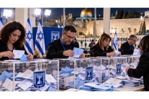 Izraelio rinkimų aklavietė: rekordinis arabų partijų šuolis, stringantis balsų skaičiavimas ir trys valdžios scenarijai