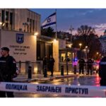 Išpuolis prie Izraelio ambasados Belgrade: policija nukovė nepilnametį užpuoliką, o Izraelis skęsta po rinkimų nežinioje
