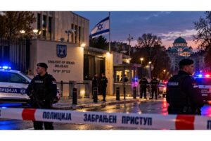 Išpuolis prie Izraelio ambasados Belgrade: policija nukovė nepilnametį užpuoliką, o Izraelis skęsta po rinkimų nežinioje